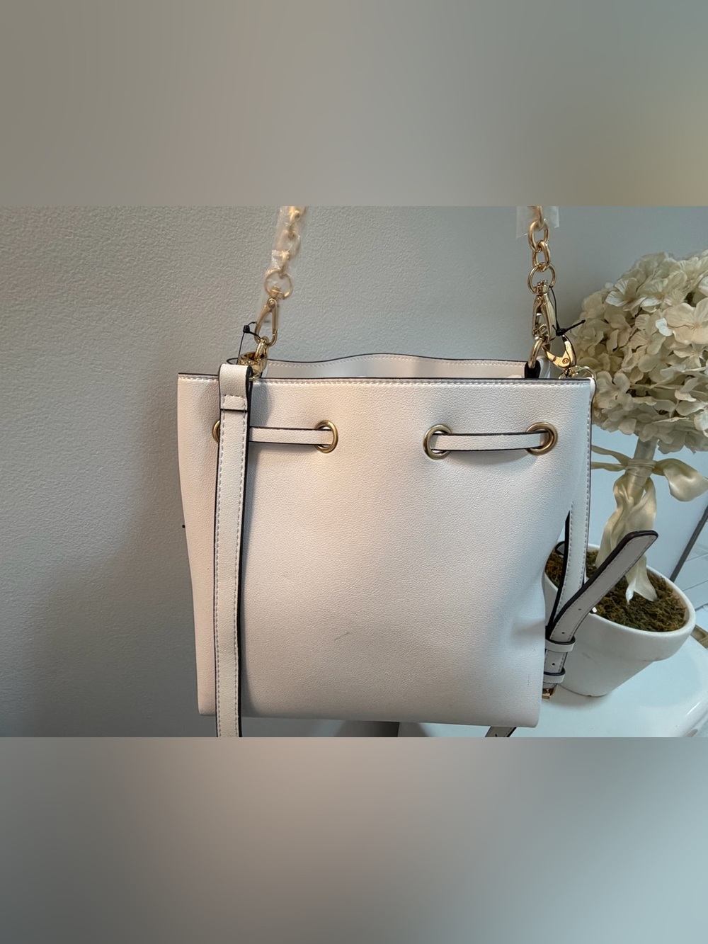 NWT GUESS Cream Tote with Gold Chain and Logo - Picture 12 of 12